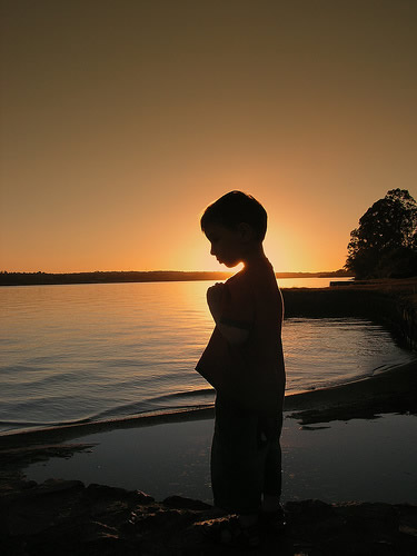 File:Tpr-crianca lago.jpg
